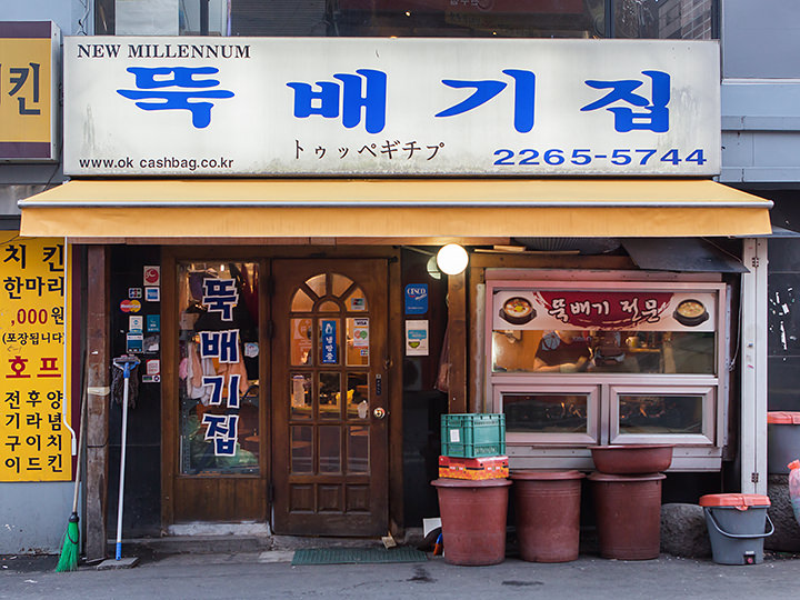 食事時には店舗の外まで行列が出来ます