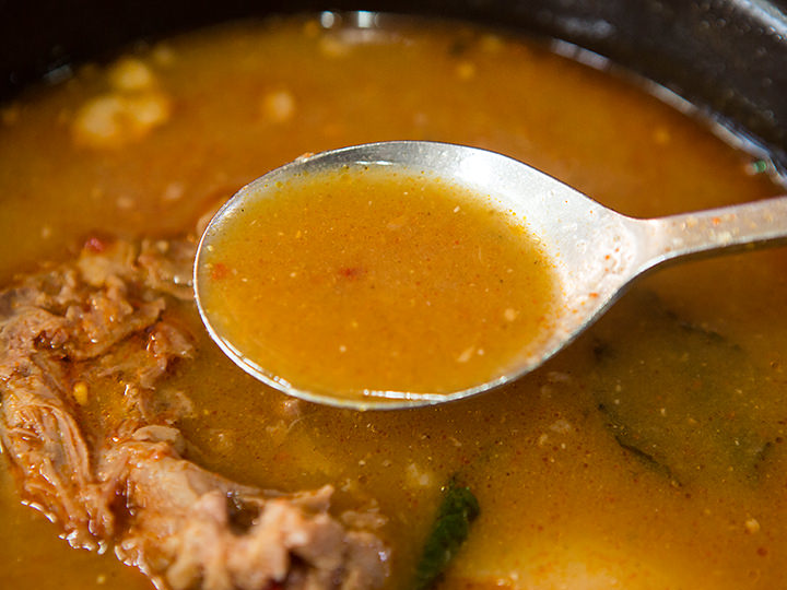 骨付き豚の出汁がきいているスープは絶品！
