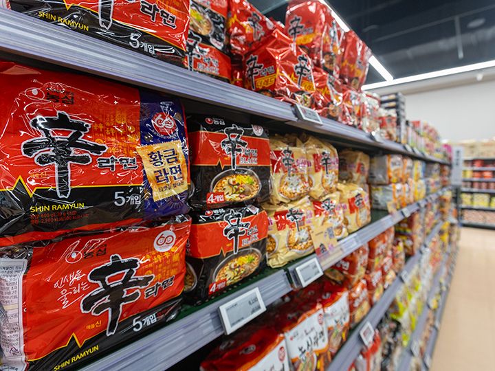 ずらりと並ぶインスタントラーメン