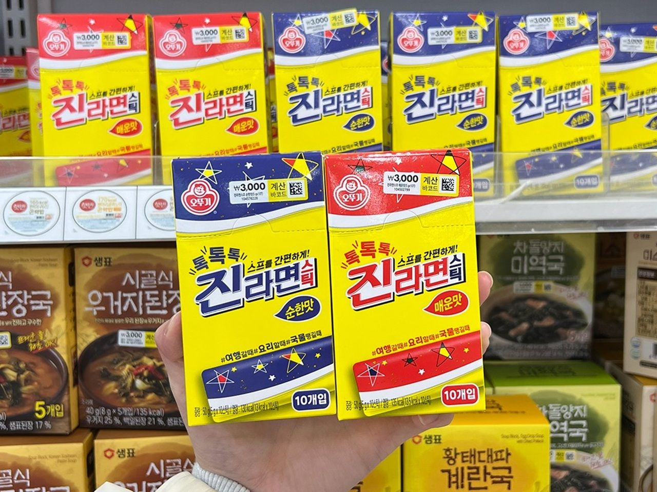 「ジンラーメン スティック」
1箱(10袋入り) 3,000ウォン