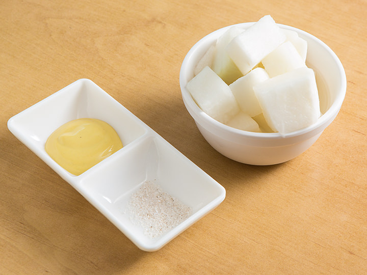 チキンに必須の甘酢大根も自家製!