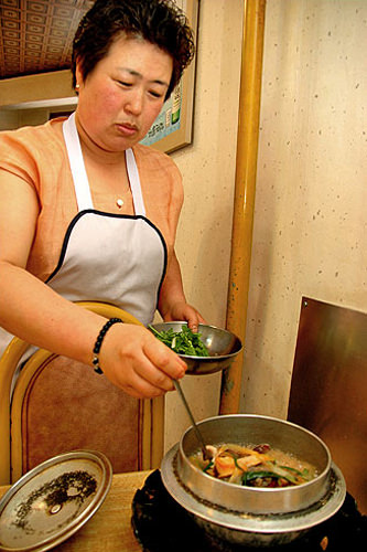 おかみさんが調理してくれます