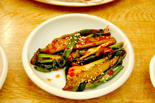 ドジョウをネギキムチと一緒に食べるのが通