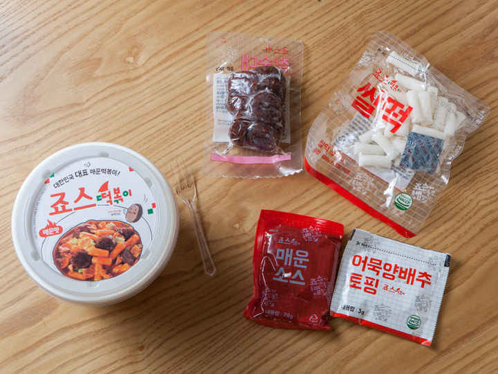 中身はお餅 100g、タレ 70g、スンデ100g、練り物とキャベツのトッピング3g、フォーク1個