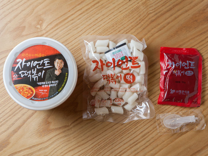 中身はお餅230g、タレ70g、スプーン1個