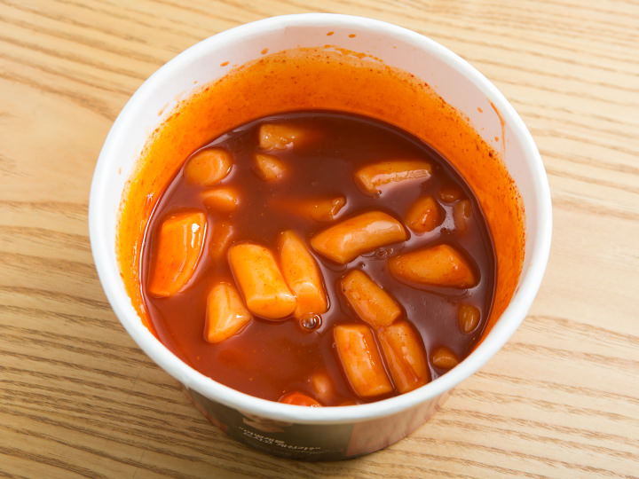 容器にお餅、タレ、お湯を入れてよく混ぜ、電子レンジ1000Wで3分30秒温めれば出来上がり