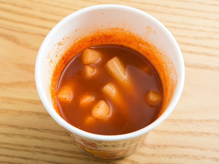 容器にお餅、タレ、お湯70gを入れてよく混ぜ、30秒待つ。その後電子レンジ1000Wで2分温めれば出来上がり