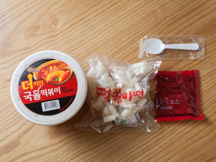 中身はお餅240g、タレ70g、スプーン1個