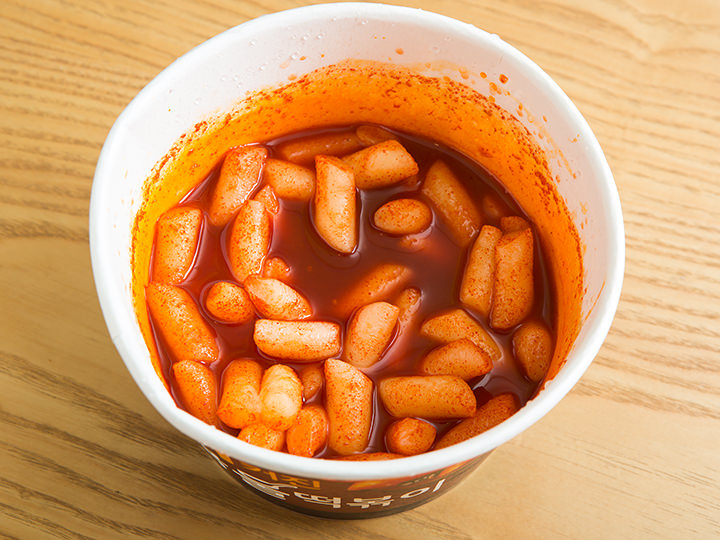 容器にお餅、タレ、お湯を入れてよく混ぜ、電子レンジ1000Wで2分30秒温めれば出来上がり