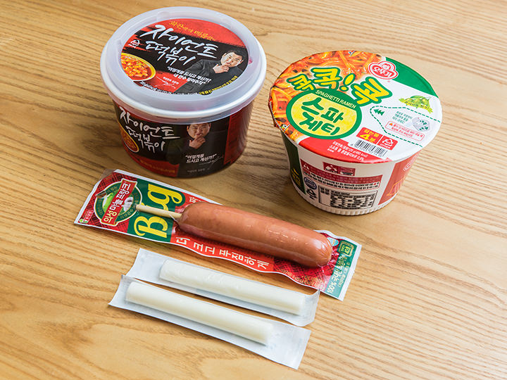 ジャイアントトッポッキ、スパゲティラーメン、ソーセージ、さけるチーズ