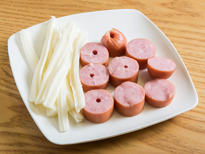 ソーセージとさけるチーズは予めカット