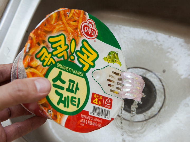 スパゲティラーメンは、かやくとお湯を入れて4分後に湯きりし、粉末とソースを入れて混ぜればOK