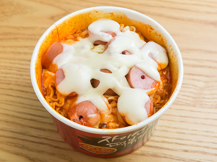 トッポッキの上にスパゲティーラーメン、ソーセージとさけるチーズをトッピング。
電子レンジ1,000Wで2分温めれば出来上がり