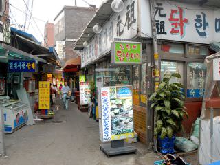 東大門(トンデムン)のタッカンマリ横丁内に位置