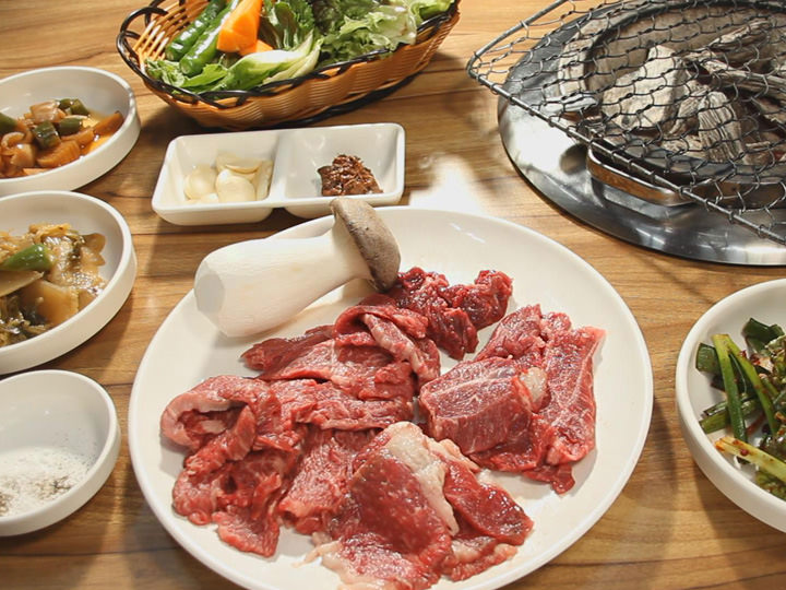 2人は、市場の名物料理の数々に大感激!