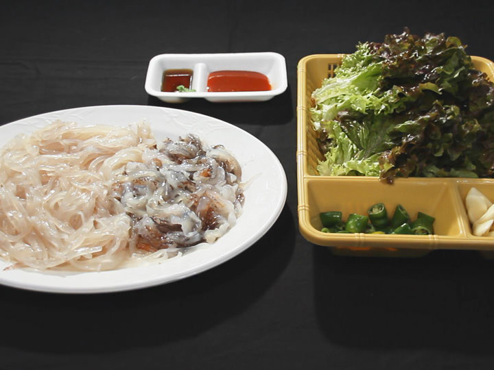 注文津といえばイカということで、2人もおいしいスルメイカを堪能。