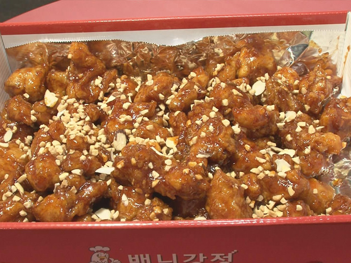 2人はそんな誘惑に逆らうことなく市場を歩き、よく食べて、よく飲んで…。