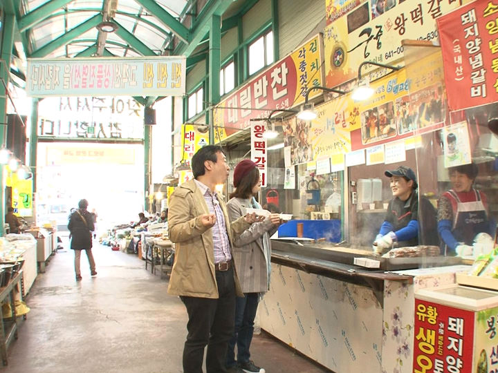 江原道東部で最大規模を誇る総合市場、「江陵中央市場」へやってきた2人。
