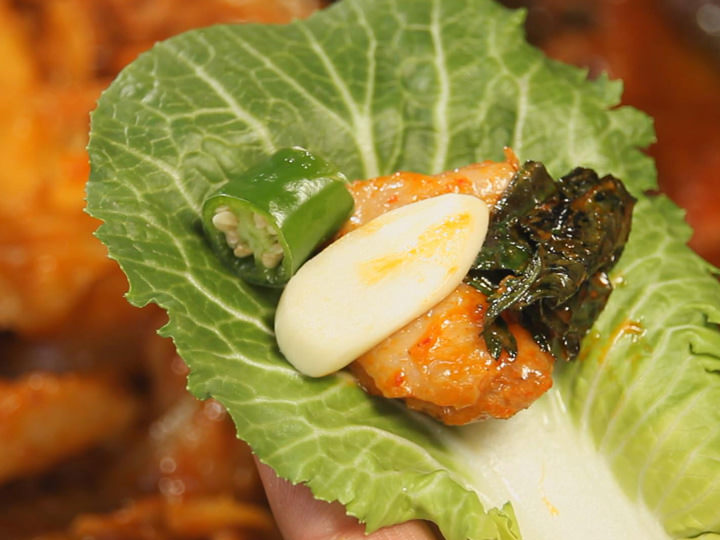 韓方薬材を使った健康的な絶品料理「ファンギ(キバナオウギ)タッカルビ」に、2人とも大満足!