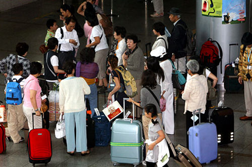 利用した航空会社のカウンターまたはスタッフに問い合わせましょう