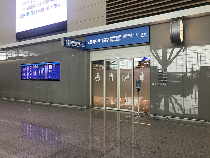 第2ターミナル3階出国フロア専用ゲート 1、2番ゲート横