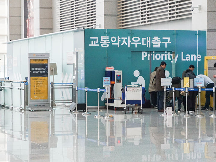 第1ターミナル3階出国フロア専用ゲート 1、6番ゲート / その他2~5番ゲートのサイドドアからも利用可