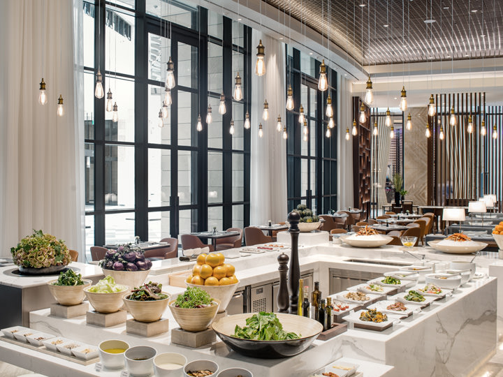 人気のビュッフェレストラン「オンザプレート」も割引に