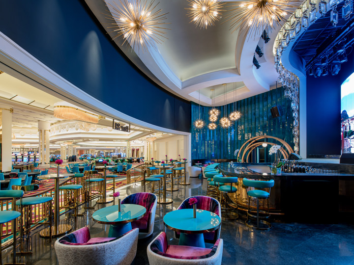 「Bar21」
60種類以上のアルコールや、おつまみが味わえる