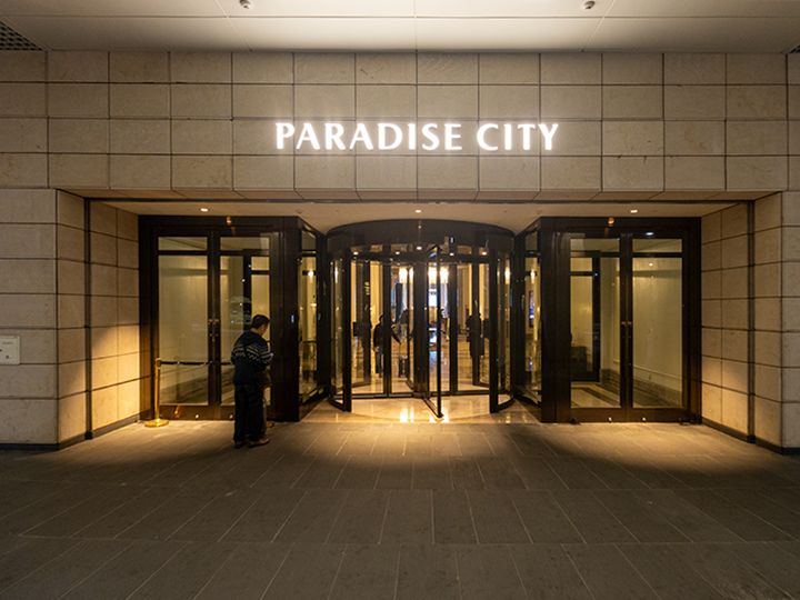 ホテル地下入口から中へ