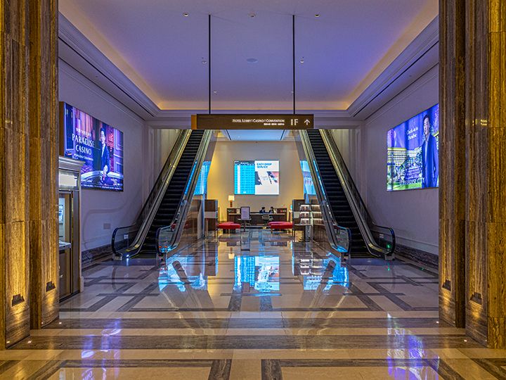 正面のエスカレーターを上がる