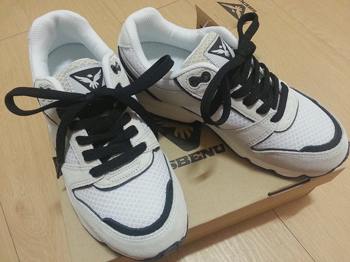 韓国に住んだら必ず買おうと決めていたスニーカーを遂に購入!韓国ファッションが好きなので韓国ブランドの「SBENU」でゲット☆
坂道や階段が多い韓国生活にマストアイテムのスニーカーですが、オシャレに履けるのもお気に入りポイントです。