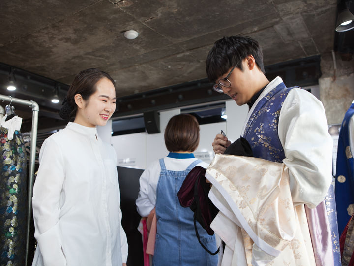 「私は普段よく着る女性用ではなく、男性用に♪」
選択したら、更衣室にてお着替え。仕上げはスタッフが手伝ってくれるので楽チンです