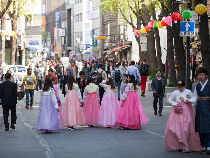仁寺洞メインストリートに入ると、あちこちにチマチョゴリで街歩きを楽しむ人が見られました