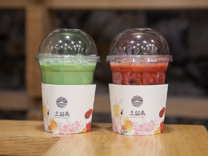 (左から)「アイスグリーンティーラテ(アイスノッチャラテ)」と、「ストロベリーティーラテ(ストゥロベリティラテ)」(各6,000ウォン)