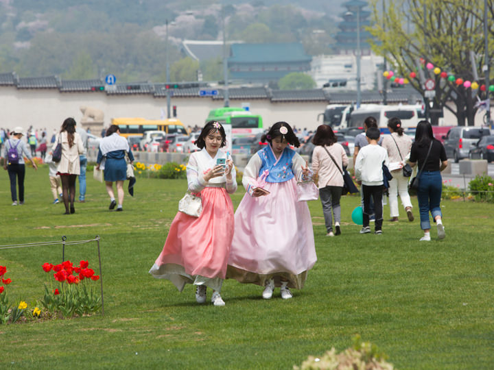 近年、チマチョゴリ(韓服、ハンボッ)を着ての街歩きが、韓国人中高校生や大学生、さらには日本人など海外旅行者たちの間でも流行中。