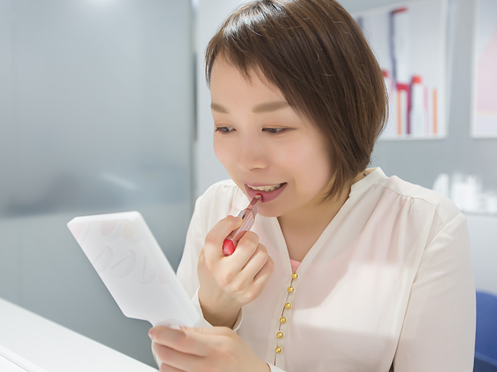 サンプルの「ツートンリップバー」を試して、色を決定。20分程で商品を受け取ることができます