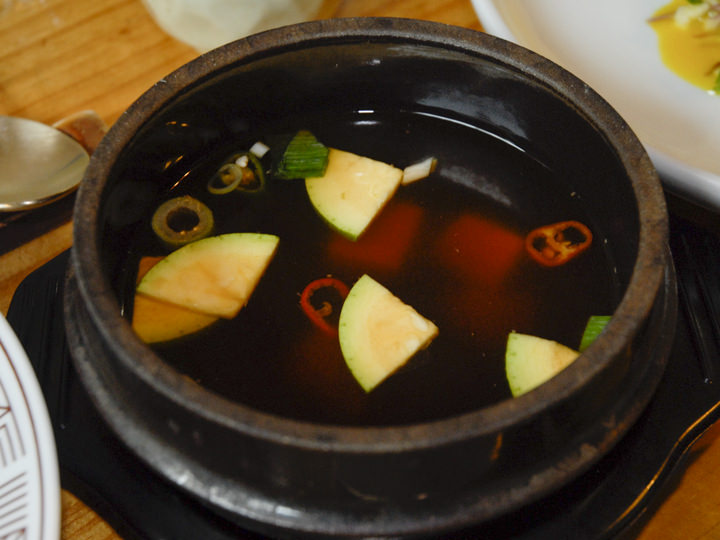 韓国では珍しいあっさり味の味噌汁。