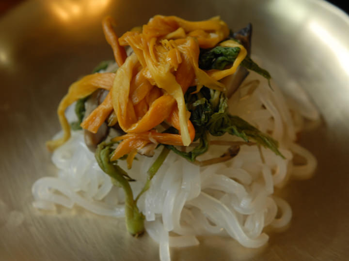 山菜の和え物が載った緑豆の寒天。