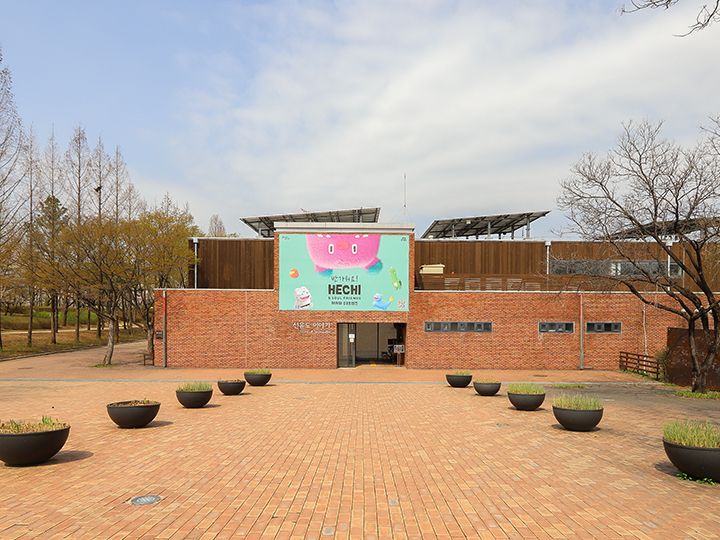 「物語館(イヤギグァン)」
かつての送水ポンプ室をリフォームした建物で、展示空間として利用。展示を通じて学べます。