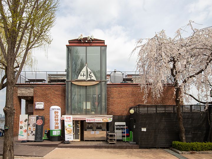 「カフェ」
漢江(ハンガン)側にある小さなカフェ兼売店