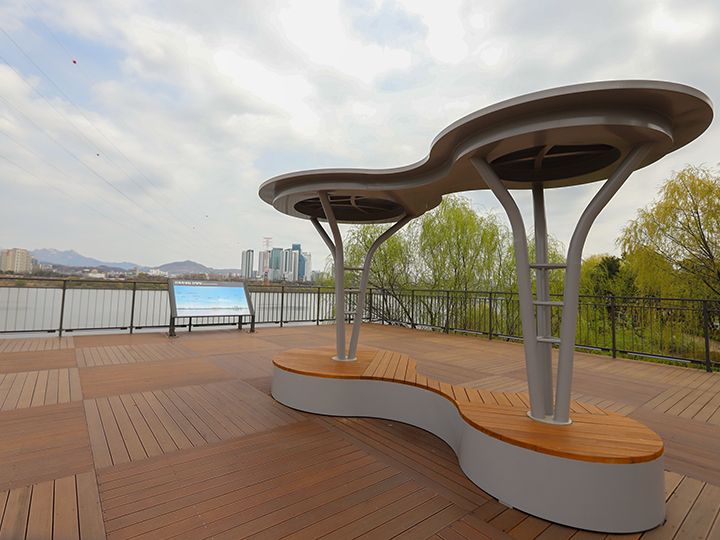 「仙遊島展望台」
橋の北側デッキまで進むと展望台があり、漢江などの景色が眺められます。