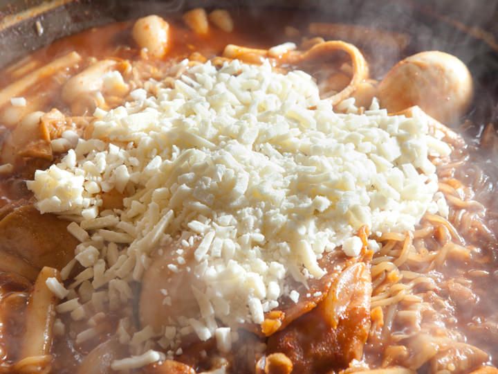 チーズを追加トッピングすると、よりマイルドな味わいに