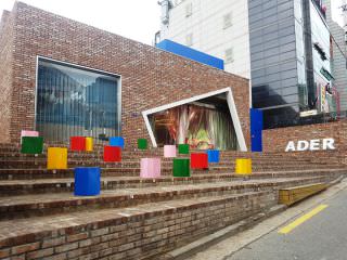 レンガ造りの外観が目印 ※写真提供：ADER error