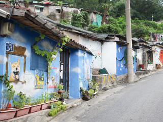 色鮮やかな壁画が村を彩る「ケミマウル」