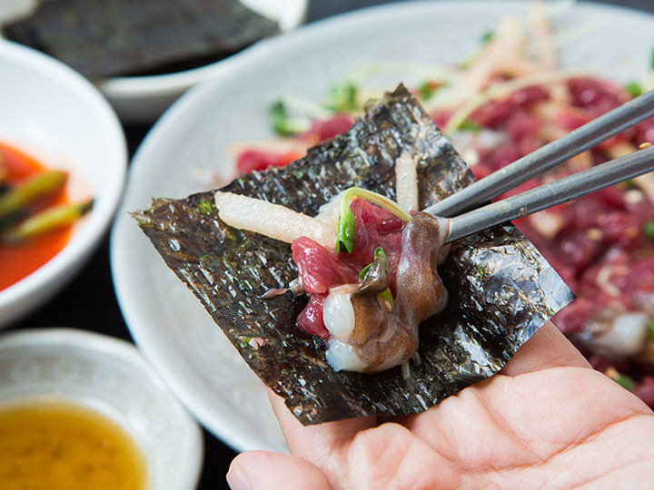 海苔に包んで食べると磯の風味が増す