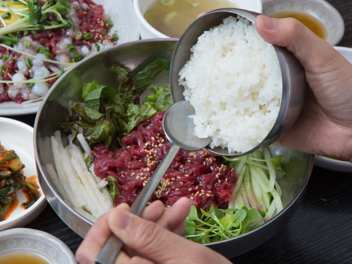 豪快にごはんを入れて