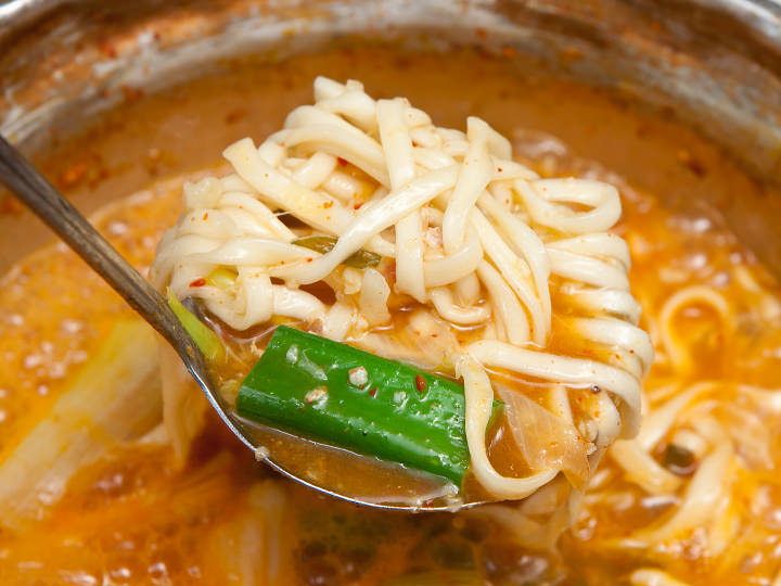 シメは手打ち麺(カルグクス)を追加するのが定番