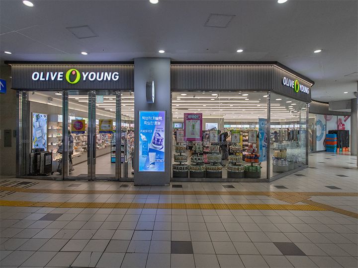 地下鉄1号線の改札を出てすぐのエスカレーター付近にあるオリーブヤング