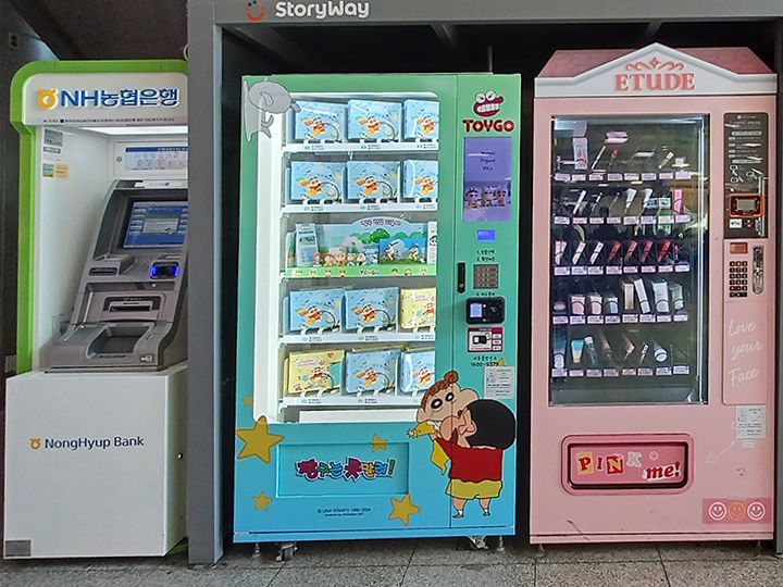ピンクの自販機(右)は街であまり見かけなくなったコスメブランド「ETUDE HOUSE」