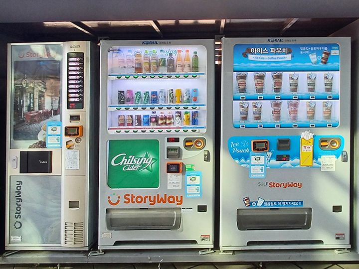 (左)カップコーヒー(中央)ペットボトル、缶飲料(右)氷入りアイスカップと飲料パウチ